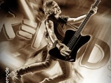 Musiker springt mit E-Gitarre in dynamischer Pose auf einer Bühne, umgeben von verwischten Lichtstrahlen.