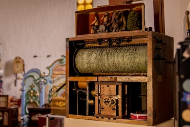 Drehorgelmuseum Detaillierte Ansicht einer antiken Orgelwalze in einem historischen Musikautomatenmuseum.