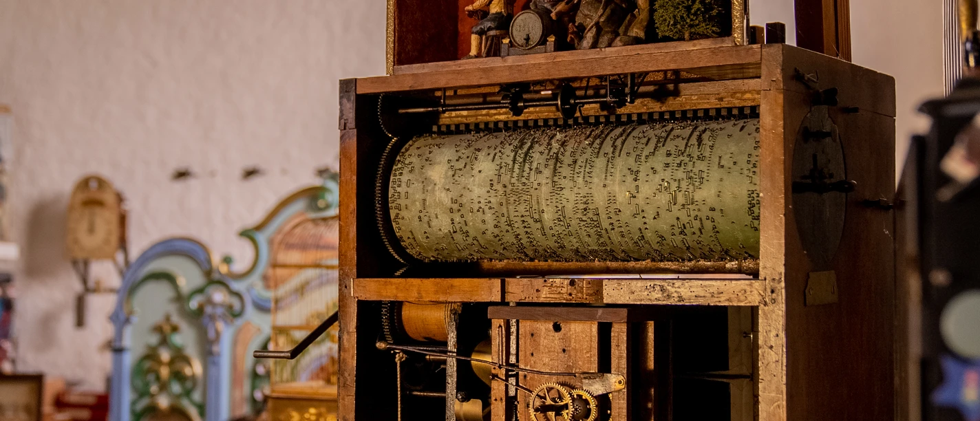 Drehorgelmuseum Detaillierte Ansicht einer antiken Orgelwalze in einem historischen Musikautomatenmuseum.