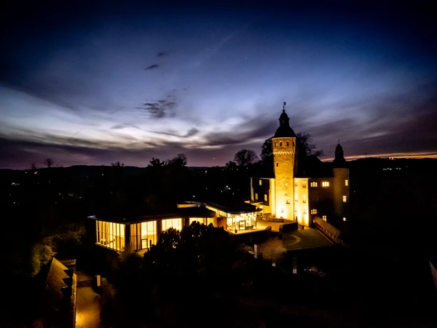 Schloss Homburg Schloss Homburg bei Nacht, stimmungsvoll beleuchtet vor einem dramatischen Abendhimmel.
