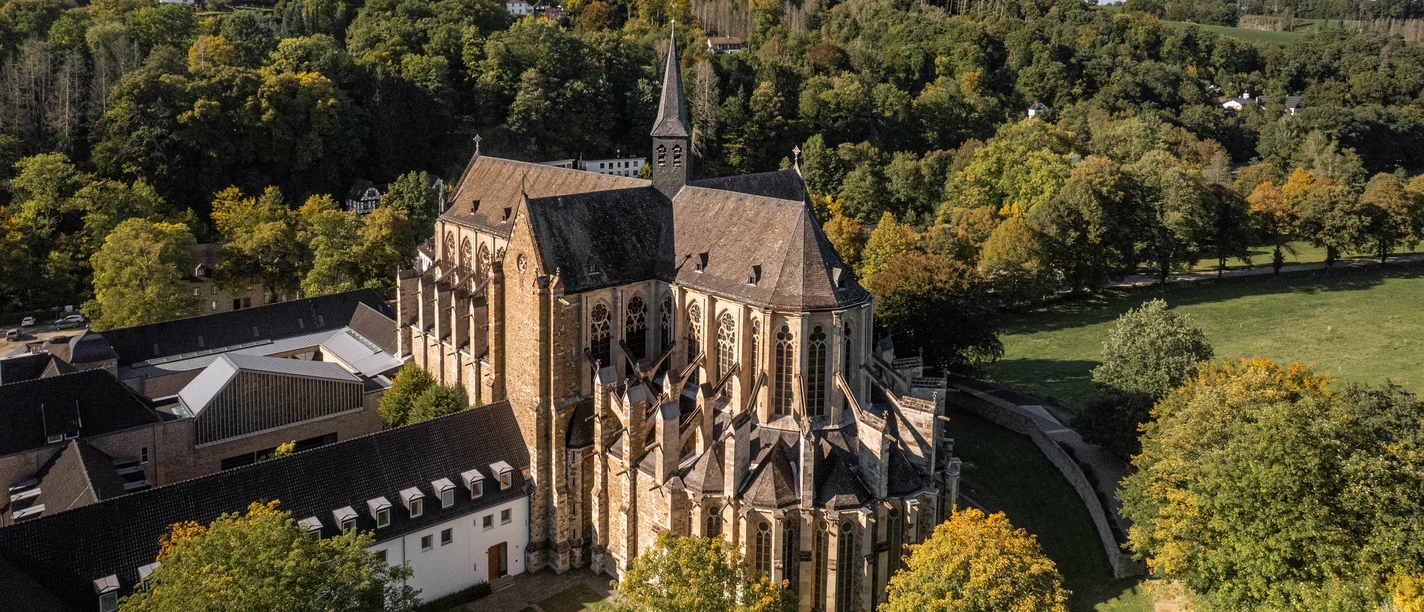 Altenberger Dom <p>Gotische Kirche St. Michael im Grünen von Odenthal, umgeben von Bäumen und sanften Hügeln.</p>