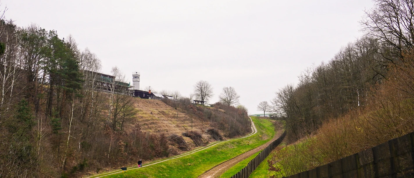 Grünes Band mit Blick auf das Grenzmuseum (c) L. Alsdorf