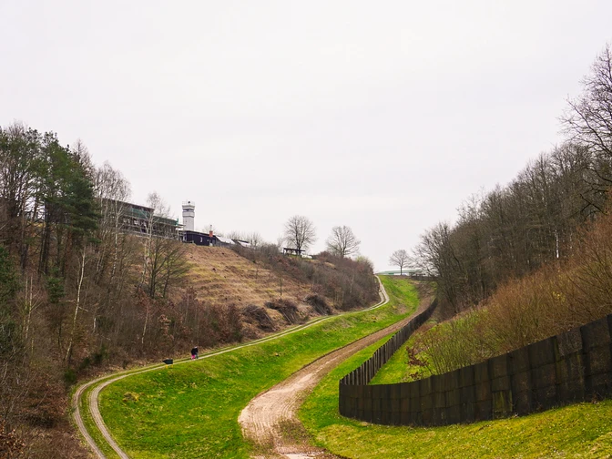 Grünes Band mit Blick auf das Grenzmuseum (c) L. Alsdorf
