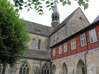 Kloster Loccum Historisches Klostergebäude Loccum mit gotischen Fenstern und einem steil aufragenden Kirchturm.