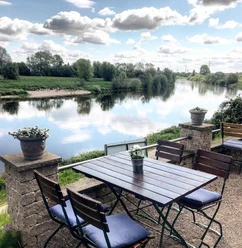 Altes Fährhaus Auf dem Bild ist der wunderschöne Ausblick zu sehen, den man genießt, wenn man das Alte Färhraus besucht. Der Ausblick bietet einen Panoramaausblick über die Weser.