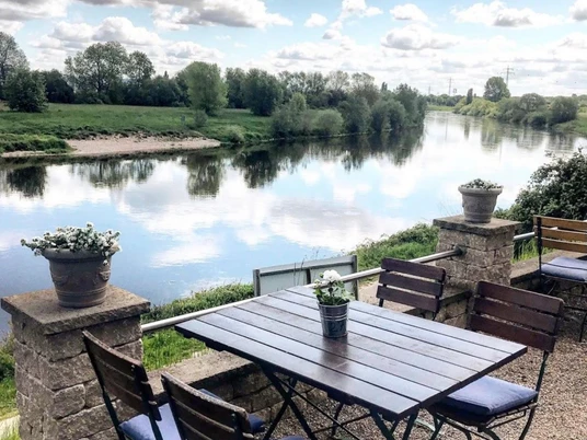Altes Fährhaus Auf dem Bild ist der wunderschöne Ausblick zu sehen, den man genießt, wenn man das Alte Färhraus besucht. Der Ausblick bietet einen Panoramaausblick über die Weser.