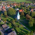 1000-jährige Linde Elbrinxen Luftaufnahme von Elbrinxen mit der markanten, historischen Kirche inmitten grüner Landschaft.