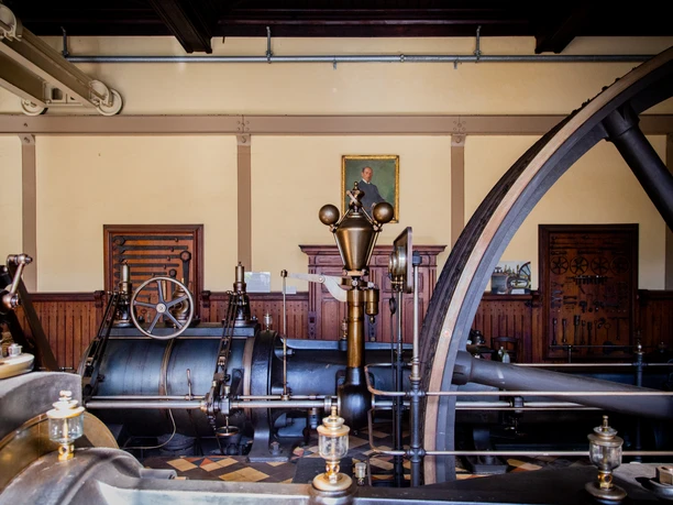 Wülfingmuseum Historische Dampfmaschinen in einem industriellen Museum mit Details der Maschinenteile und Holzwänden.