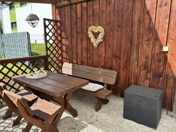 Gartenhaus mit Essgelegenheit