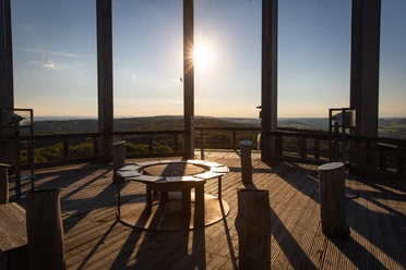 Panarbora Aussichtsturmplattform mit Sonnenuntergang und weitem Blick über Wälder und Landschaft bei Waldbröl.