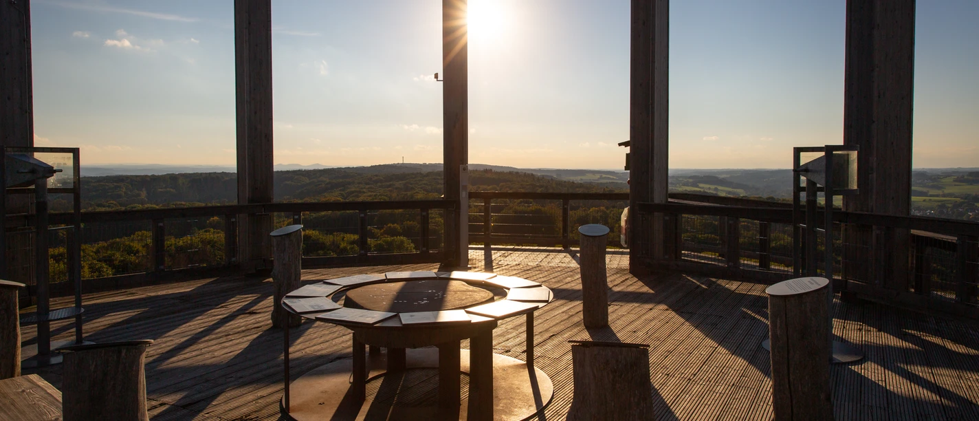 Panarbora Aussichtsturmplattform mit Sonnenuntergang und weitem Blick über Wälder und Landschaft bei Waldbröl.