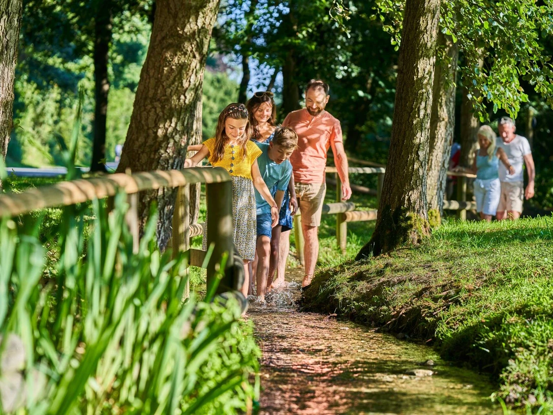 Bad-Wuennenberg_Barfusspfad_CC-BY-SA_Bad-Wuennenberg-Touristik-GmbH_Patrick-Gawandtka.jpg Erlebnis-Barfußpfad im Aatal