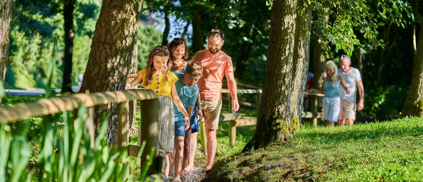 Bad-Wuennenberg_Barfusspfad_CC-BY-SA_Bad-Wuennenberg-Touristik-GmbH_Patrick-Gawandtka.jpg Erlebnis-Barfußpfad im Aatal