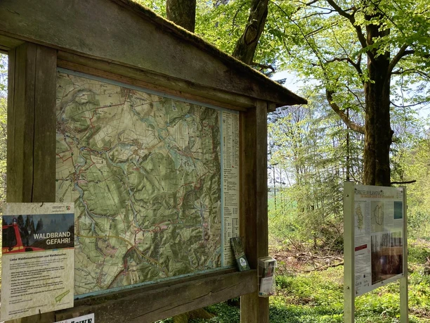 Wandelaarsparkeerplaats bij het Hörmuseum | Lichtenau-Blankenrode Wanderparkplatz am Hörmuseum | Lichtenau-Blankenrode