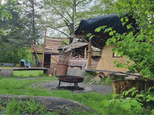 Abenteuerspielplatz Buntspecht Feuerschale mit Sitzgelegenheiten auf dem Abenteuerspielplatz Buntspecht