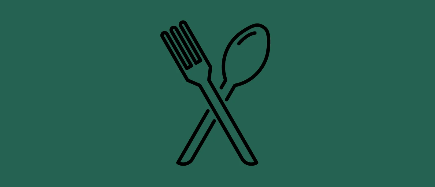 Gastronomie Schwarze Gabel und Löffel gekreuzt auf grünem Hintergrund symbolisieren ein gastronomisches Angebot.