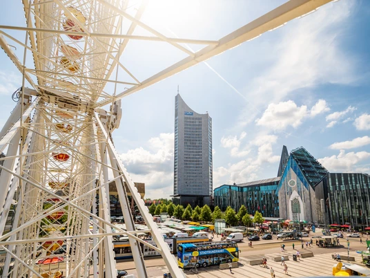 Riesenrad auf dem Augustusplatz - Events in Leipzig Das Bild zeigt den Augustusplatz vom Riesenrad aus.