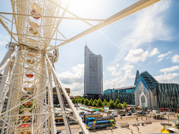 Riesenrad auf dem Augustusplatz - Events in Leipzig Das Bild zeigt den Augustusplatz vom Riesenrad aus.
