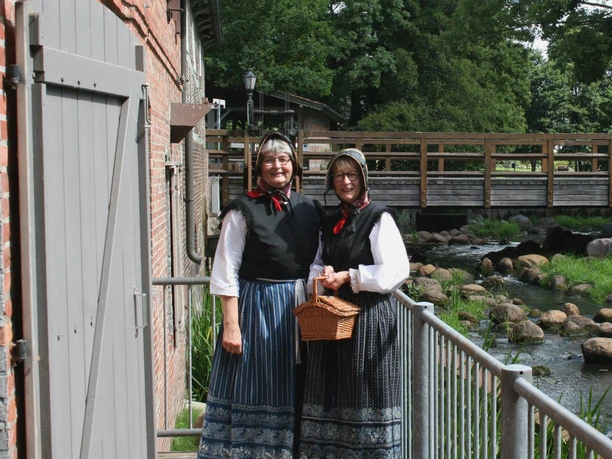 Die Gästeführerinnen an der Wassermühle Sittensen Die Gästeführerinnen Frau Jaschinski und Frau Münch