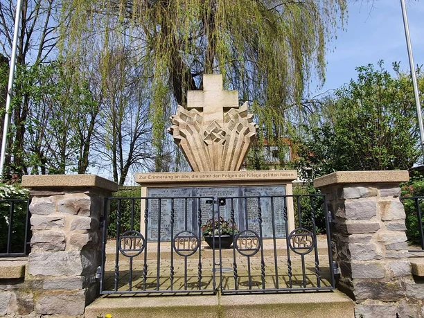 Bad Driburg_Ortschaft Reelsen_Kriegsopferdenkmal Kriegsopferehrenmal von Vorne in Reelsen.