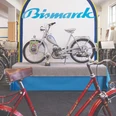 Bismarck Ausstellung Ausstellung historischer Fahrräder, darunter ein Bismarck-Modell, in einem Museum mit blauen Details.