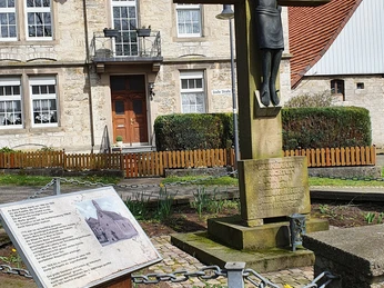 Bad Driburg_Ortschaft Reelsen_Heimkehrerkreuz-2.jpg Seitenansicht vom Heimkehrerkreuz in Reelsen.