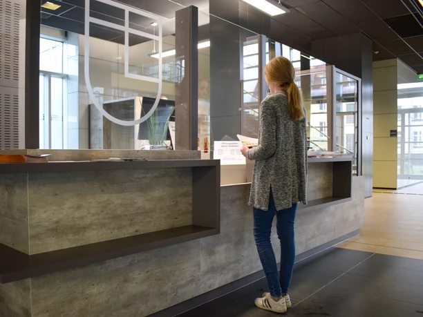 Infotheke Rathaus Foyer Empfang Jürgen-Dietrich-Forum_Caroline Unger.jpg