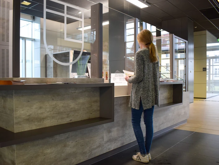 Infotheke Rathaus Foyer Empfang Jürgen-Dietrich-Forum_Caroline Unger.jpg