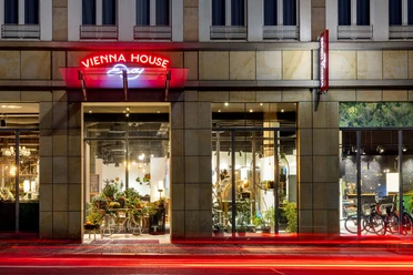 Eingang vom Tagungshotel Vienna House Easy by Wyndham Leipzig - präsentiert vom Leipzig Convention Bureau