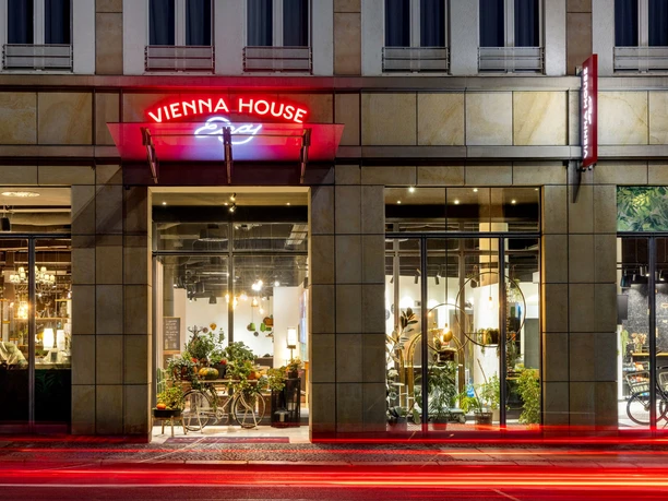 Entrance of the conference hotel Vienna House Easy by Wyndham Leipzig | Leipzig Convention Bureau Entrance of the conference hotel Vienna House Easy by Wyndham Leipzig - presented by Leipzig Convention Bureau