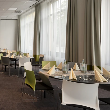 three3 meeting room at the conference hotel Vienna House Easy by Wyndham | Leipzig Convention Bureau three3 meeting room with banquet style seating at the conference hotel Vienna House Easy by Wyndham Leipzig - presented by Leipzig Convention Bureau