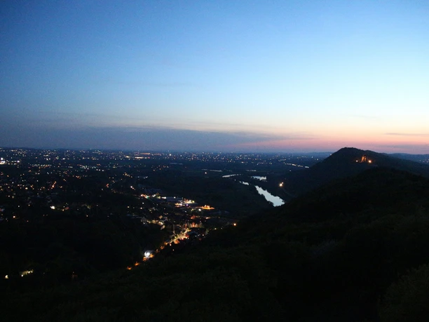 Nächtlicher Blick über Porta Westfalica mit beleuchteten Wegen und der Silhouette des Kaiserdenkmals.