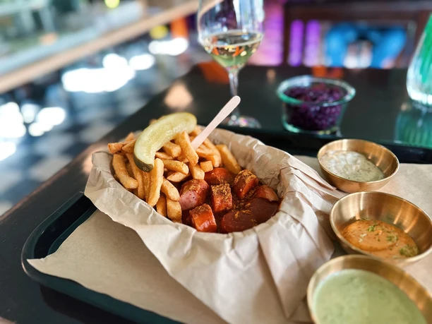 Currywurst Pommes