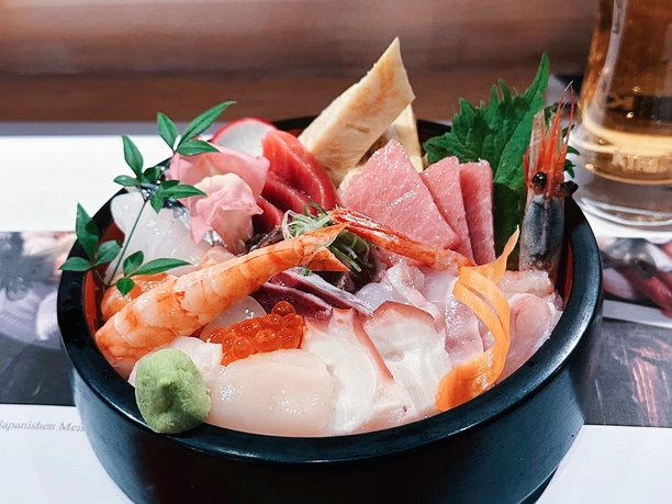 Chirashi - Sashimi auf Reis Chirashi - Sashimi auf Reis