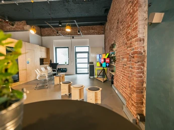 _DSC0291.jpg Moderner Meetingraum mit Backsteinmauer, Halbkreis und TVModern meeting room with brick wall, seating in a half circle and TV