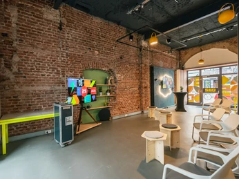 _DSC0295.jpg Moderner Meetingraum mit Backsteinmauer und einem Halbkreis um den TVModern meeting room with brick wall and a semi-circle around the TV