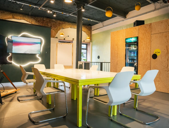 Panorama3.jpg Moderner Meetingraum mit Backsteinmauer, Blockbestuhlung, TV und KüchenbereichModern meeting room with brick wall, block seating, TV and kitchen area