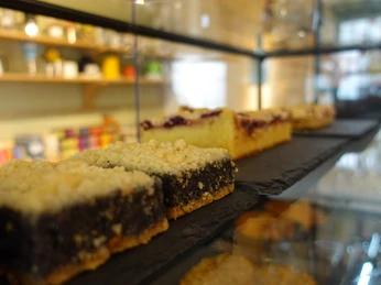 Kuchen mit Regalen.png