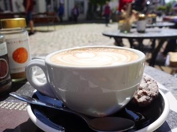 Kaffee Tasse Draussen.png