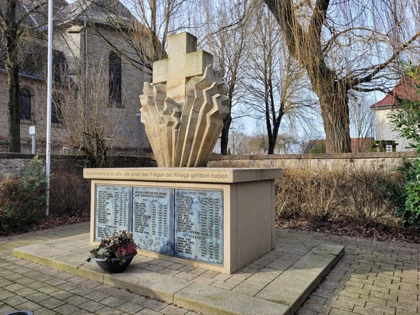 Kriegsopferehrenmal von der Seite in Reelsen.