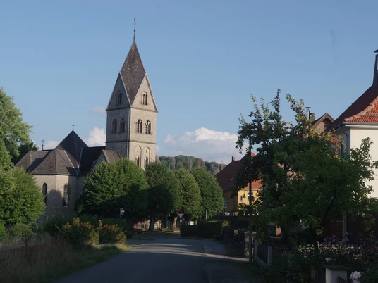 Bad Driburg_Reelsen_St.-Marinus-Kirche.jpg St. Martinus Kirche in Reeslen.