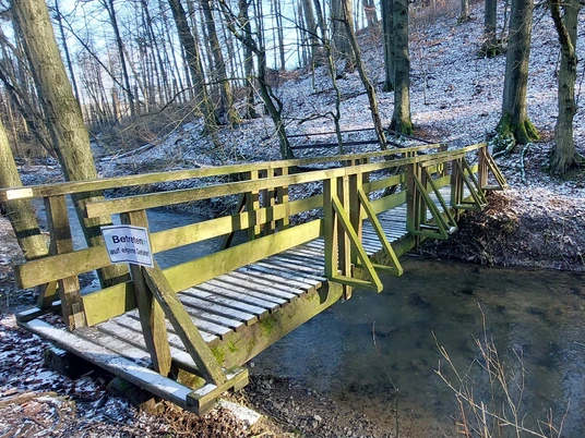 Die Aabachbrücke in Reelsen, mit dem Fluss der unter ihr fließt.