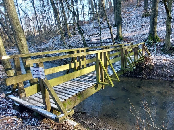 Die Aabachbrücke in Reelsen, mit dem Fluss der unter ihr fließt.