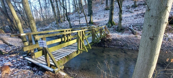 Bad Driburg_Relsen_Aabachbruecke.jpeg Die Aabachbrücke in Reelsen, mit dem Fluss der unter ihr fließt.