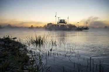 Elbfähre Tanja am frühen Morgen Elbe ferry Tanja in the early morning
