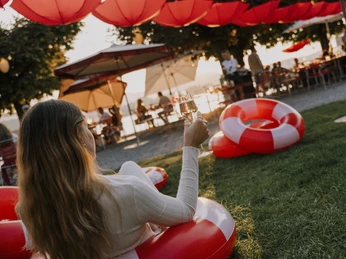 20230911_Hermitage-BeachClub-LUCKY-LEMON_55.jpg Sonnenuntergang im HERMITAGE Beach ClubSunset at HERMITAGE Beach ClubCoucher de soleil au HERMITAGE Beach Club