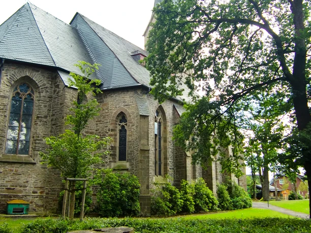Agathaberg Kirche Stadtkirche in Wipperfürth, umgeben von grünen Bäumen und gepflegtem Garten, im gotischen Stil erbaut.