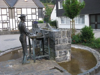 Geschichtsbrunnen -Schieferbergbau -.JPG
