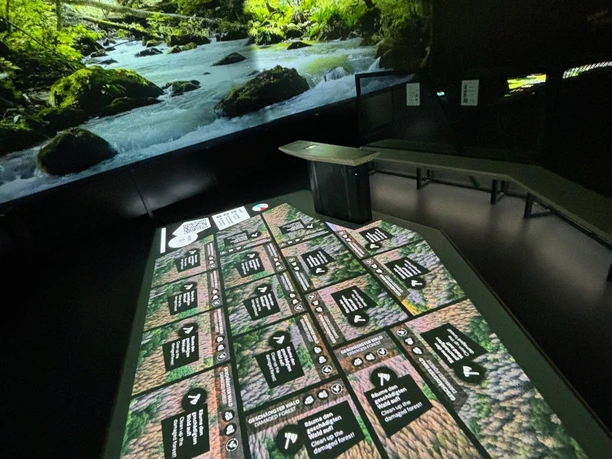 KEW2.jpg Interaktive Ausstellung mit digitalem Bodenbild und Waldprojektion, die Naturthemen veranschaulicht.