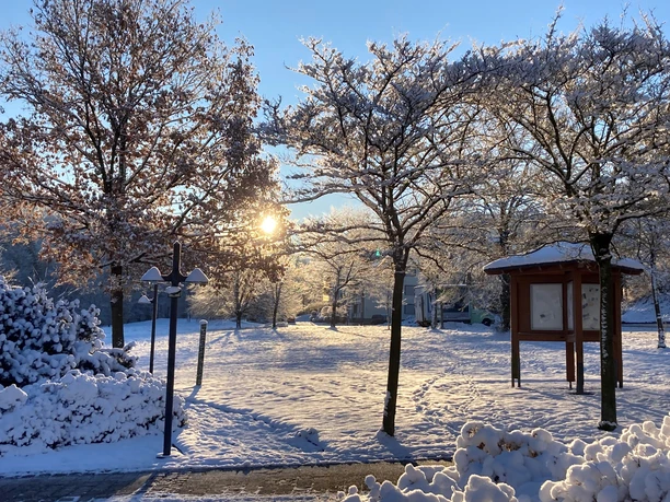 Gesundheitspavillon Willingen in verschneiter Winterlandschaft bei Sonnenschein Gesundheitspavillon Willingen in verschneiter Winterlandschaft bei Sonnenschein